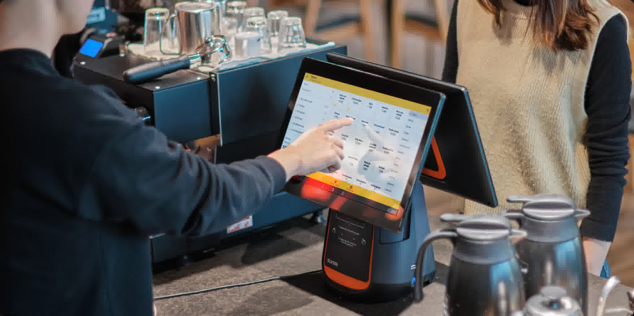 Persona usando MyChefTool en tablet en restaurante